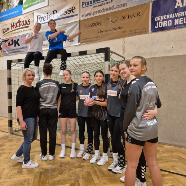 Danke, Christina! „Passion of Hair“ übergibt Spendenschwein – neue Aufwärmshirts für unsere B-Jugend